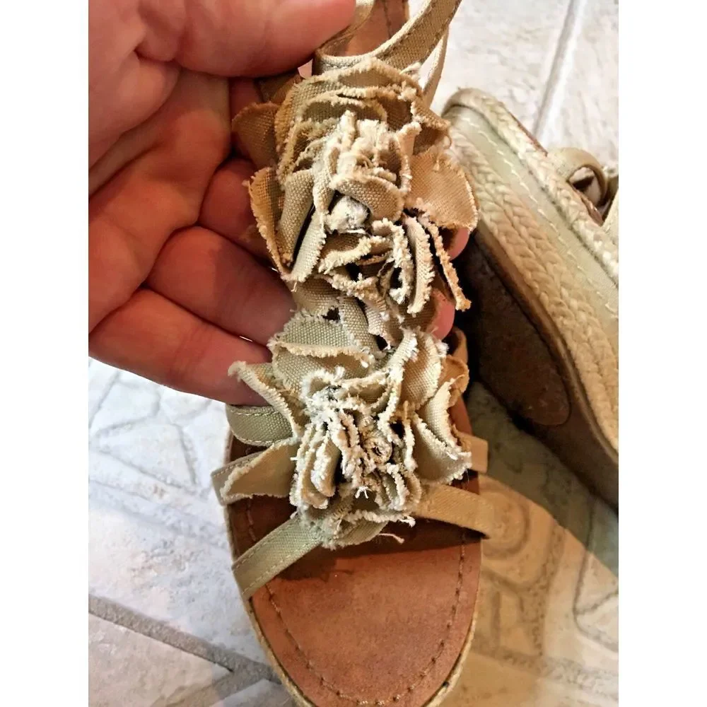 Nine West Women's Burlap Wedge Open Toe Sandals - sz 7.5 with flowers‎
